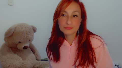 Snapshot of skarlett2072 chatting on January 2, 2025, 11:52 am Arlett online show from January 2, 2025, 11:52 am