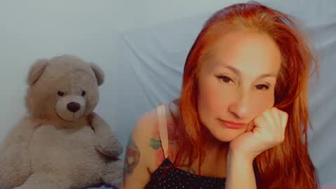 Snapshot of skarlett2072 chatting on February 19, 2025, 3:06 am Arlett online show from February 19, 2025, 3:06 am