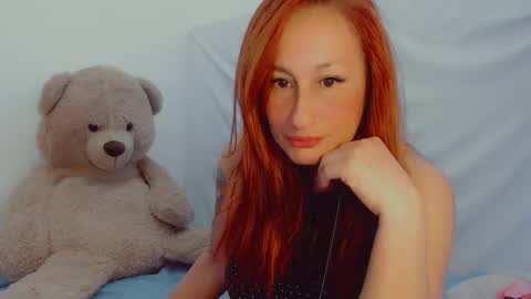 Snapshot of skarlett2072 chatting on February 19, 2025, 12:22 pm Arlett online show from February 19, 2025, 12:22 pm