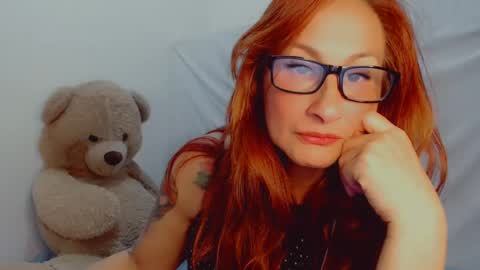 Snapshot of skarlett2072 chatting on February 20, 2025, 2:29 am Arlett online show from February 20, 2025, 2:29 am