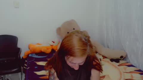 Snapshot of skarlett2072 chatting on October 15, 2025, 1:06 am Arlett online show from October 15, 2025, 1:06 am