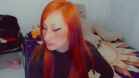 Snapshot of skarlett2072 chatting on October 19, 2025, 2:12 am Arlett online show from October 19, 2025, 2:12 am