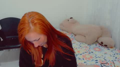 Snapshot of skarlett2072 chatting on November 3, 2025, 12:06 pm Arlett online show from November 3, 2025, 12:06 pm