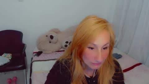 Snapshot of skarlett2072 chatting on December 3, 2025, 7:16 am Arlett online show from December 3, 2025, 7:16 am