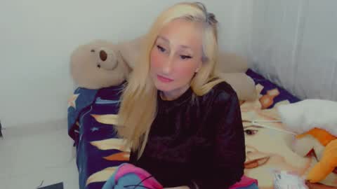 Snapshot of skarlett2072 chatting on February 4, 2026, 8:20 am Arlett online show from February 4, 2026, 8:20 am