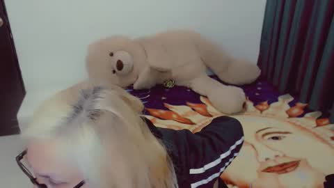 Snapshot of skarlett2072 chatting on March 13, 2026, 11:17 am Arlett online show from March 13, 2026, 11:17 am