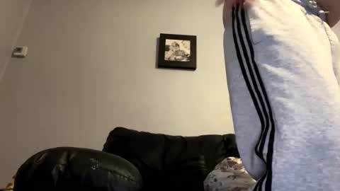 Snapshot of skuzzy25 chatting on December 29, 2024, 4:16 am skuzzy25 online show from December 29, 2024, 4:16 am