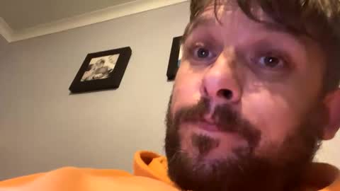 Snapshot of skuzzy25 chatting on October 4, 2025, 5:49 am skuzzy25 online show from October 4, 2025, 5:49 am