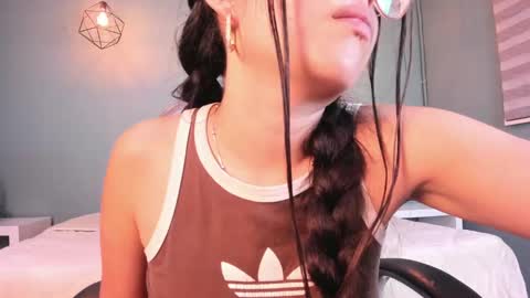 Snapshot of sky_blue__ chatting on February 12, 2025, 9:52 am Hanna online show from February 12, 2025, 9:52 am
