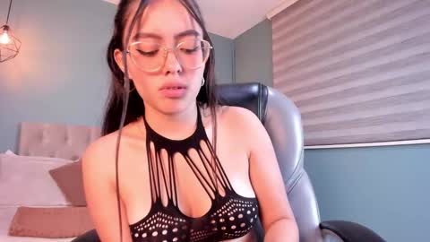 Snapshot of sky_blue__ chatting on February 20, 2025, 6:17 am Hanna online show from February 20, 2025, 6:17 am