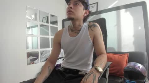 sky_wild online show from October 31, 2025, 8:43 pm