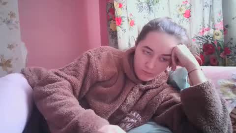 skyressie333 online show from December 18, 2024, 8:09 am