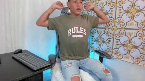 Snapshot of slimlatino_ chatting on April 4, 2026, 12:24 pm SlimLatino online show from April 4, 2026, 12:24 pm