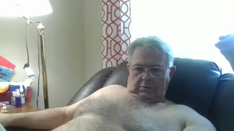 slippery_duck online show from January 6, 2025, 4:34 pm