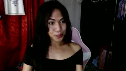 Snapshot of slutqueen_raz chatting on December 23, 2024, 11:17 pm Raz online show from December 23, 2024, 11:17 pm