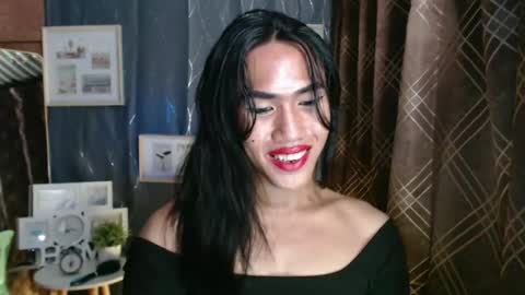 Snapshot of slutqueen_raz chatting on December 28, 2024, 9:30 pm Raz online show from December 28, 2024, 9:30 pm