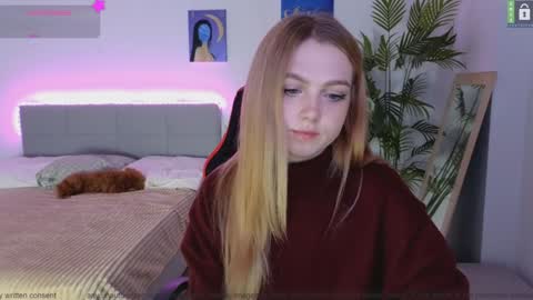 Snapshot of small_blondee chatting on December 1, 2024, 11:25 pm Emily online show from December 1, 2024, 11:25 pm