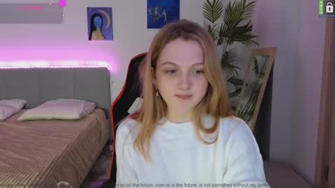 Snapshot of small_blondee chatting on December 2, 2024, 9:06 pm Emily online show from December 2, 2024, 9:06 pm