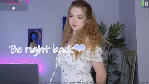 Snapshot of small_blondee chatting on December 4, 2024, 11:46 pm Emily online show from December 4, 2024, 11:46 pm