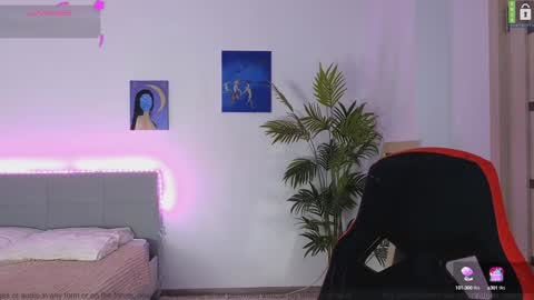 Snapshot of small_blondee chatting on December 6, 2024, 9:02 pm Emily online show from December 6, 2024, 9:02 pm