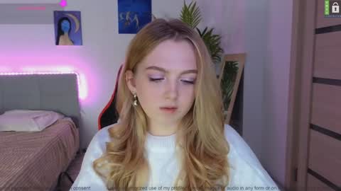 Snapshot of small_blondee chatting on December 8, 2024, 10:14 pm Emily online show from December 8, 2024, 10:14 pm