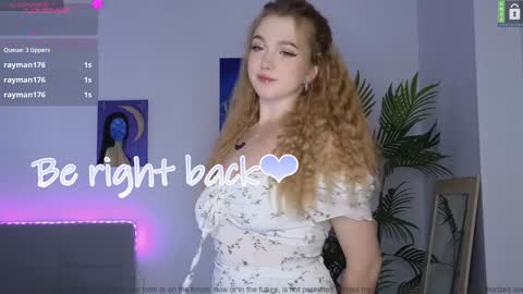 Snapshot of small_blondee chatting on December 9, 2024, 1:18 am Emily online show from December 9, 2024, 1:18 am