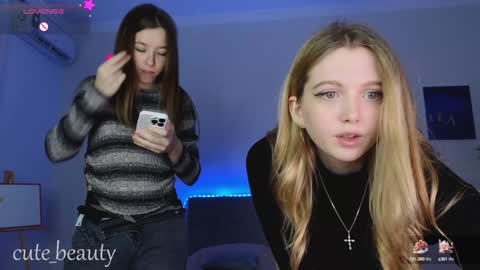 Snapshot of small_blondee chatting on December 29, 2024, 2:27 am Emily online show from December 29, 2024, 2:27 am