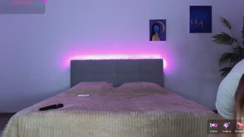 Snapshot of small_blondee chatting on January 8, 2025, 3:19 am Emily online show from January 8, 2025, 3:19 am