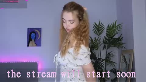 Snapshot of small_blondee chatting on January 21, 2025, 11:13 am Emily online show from January 21, 2025, 11:13 am