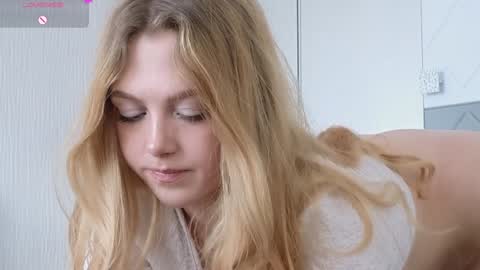 Snapshot of small_blondee chatting on January 22, 2025, 7:35 am Emily online show from January 22, 2025, 7:35 am