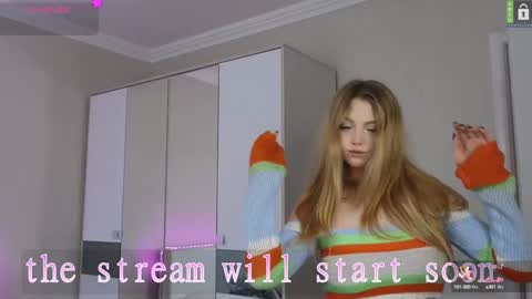 Snapshot of small_blondee chatting on January 31, 2025, 9:26 pm Emily online show from January 31, 2025, 9:26 pm