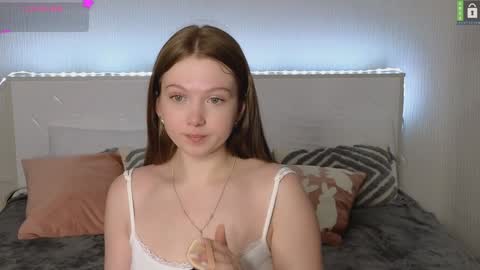 Snapshot of small_blondee chatting on March 5, 2025, 8:21 pm Emily online show from March 5, 2025, 8:21 pm