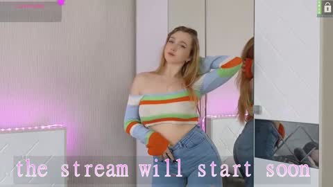 Snapshot of small_blondee chatting on March 6, 2025, 8:27 pm Emily online show from March 6, 2025, 8:27 pm