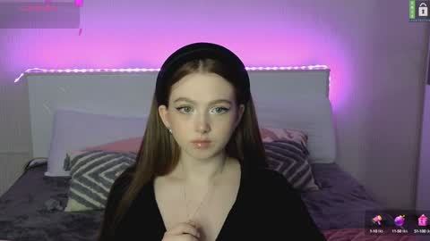 Snapshot of small_blondee chatting on March 10, 2025, 6:01 pm Emily online show from March 10, 2025, 6:01 pm