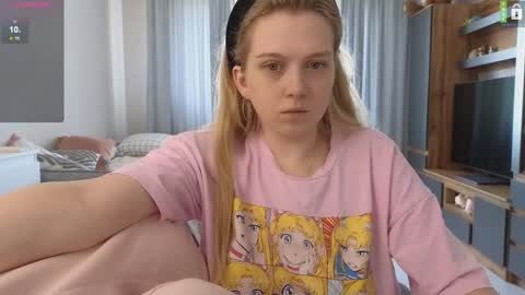 Snapshot of small_blondee chatting on October 21, 2025, 8:59 am Emily online show from October 21, 2025, 8:59 am