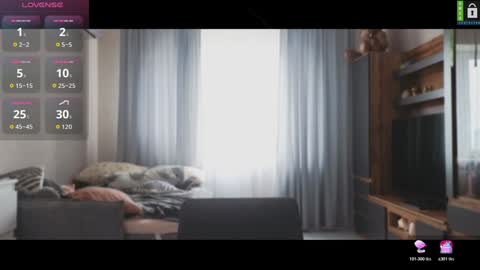 Snapshot of small_blondee chatting on November 12, 2025, 11:32 am Emily online show from November 12, 2025, 11:32 am