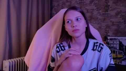 Snapshot of small_emma0 chatting on March 5, 2026, 11:23 pm Emma online show from March 5, 2026, 11:23 pm