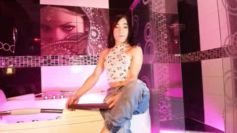 Snapshot of small_hot19 chatting on March 5, 2026, 11:39 am Small Hot19 online show from March 5, 2026, 11:39 am