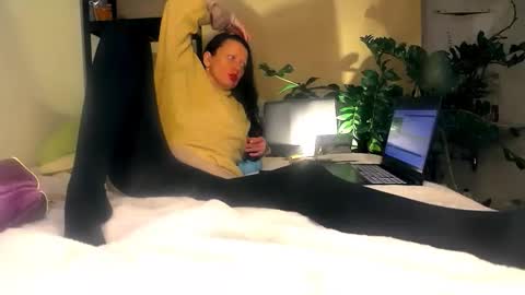 smile_dance_ online show from November 28, 2025, 5:26 pm