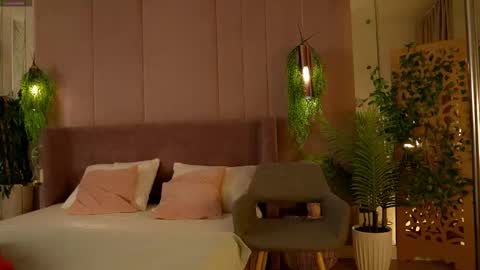 Mia online show from November 8, 2025, 5:07 am