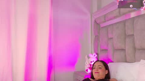 Snapshot of smiling__girl chatting on October 17, 2025, 6:43 pm      online show from October 17, 2025, 6:43 pm