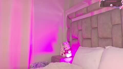 Snapshot of smiling__girl chatting on October 19, 2025, 6:08 pm      online show from October 19, 2025, 6:08 pm