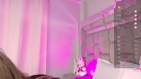 Snapshot of smiling__girl chatting on October 30, 2025, 6:08 pm      online show from October 30, 2025, 6:08 pm