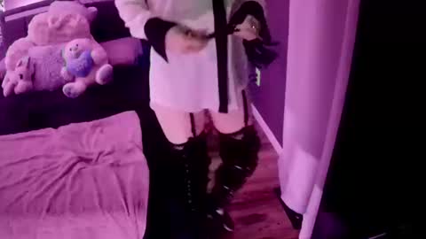 Snapshot of smokeingbitch420 chatting on October 13, 2025, 4:45 am love bug online show from October 13, 2025, 4:45 am