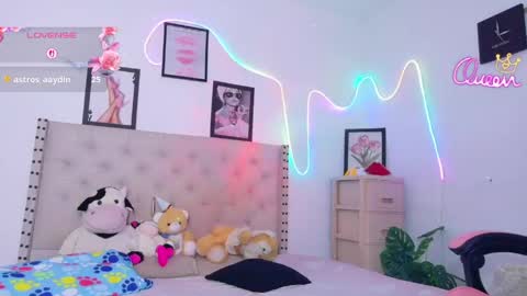 Snapshot of sneakyy_fantasy chatting on April 15, 2026, 10:43 pm Hellen online show from April 15, 2026, 10:43 pm