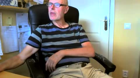 Snapshot of snickarn335731 chatting on May 24, 2026, 4:23 pm snickarn335731 online show from May 24, 2026, 4:23 pm