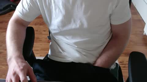 Snapshot of snooze85 chatting on April 3, 2026, 9:18 am Cbt-Slave online show from April 3, 2026, 9:18 am