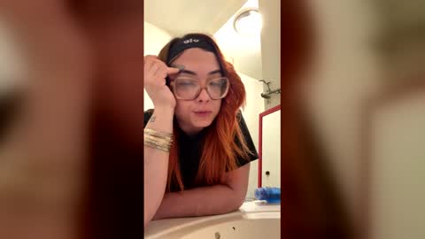 Snapshot of snowbunnyxoxo233 chatting on March 26, 2026, 5:24 am snowbunnyxoxo233 online show from March 26, 2026, 5:24 am