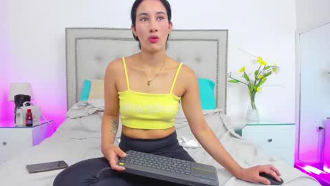 sofhyalove online show from March 23, 2026, 7:18 pm