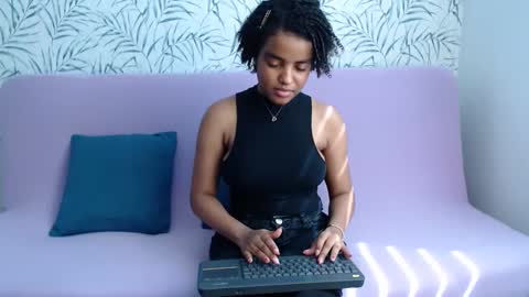 Snapshot of sofi_z chatting on December 23, 2024, 3:55 pm Sofi online show from December 23, 2024, 3:55 pm